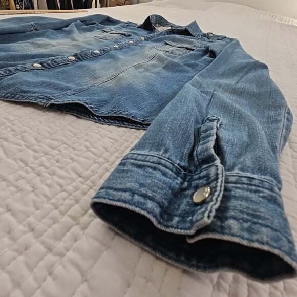 Passport Medium Wash Denim Shirt Women's Medium Pearl Snap Buttons EUC Western - Picture 3 of 14